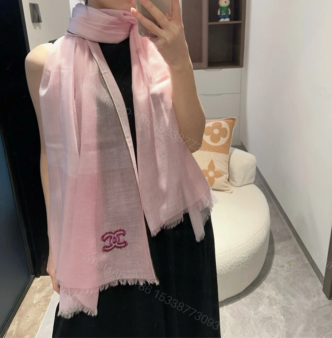 Chanel A貨粉色刺繡Logo圍巾 輕紗柔感設計氣質女用款 — view 1