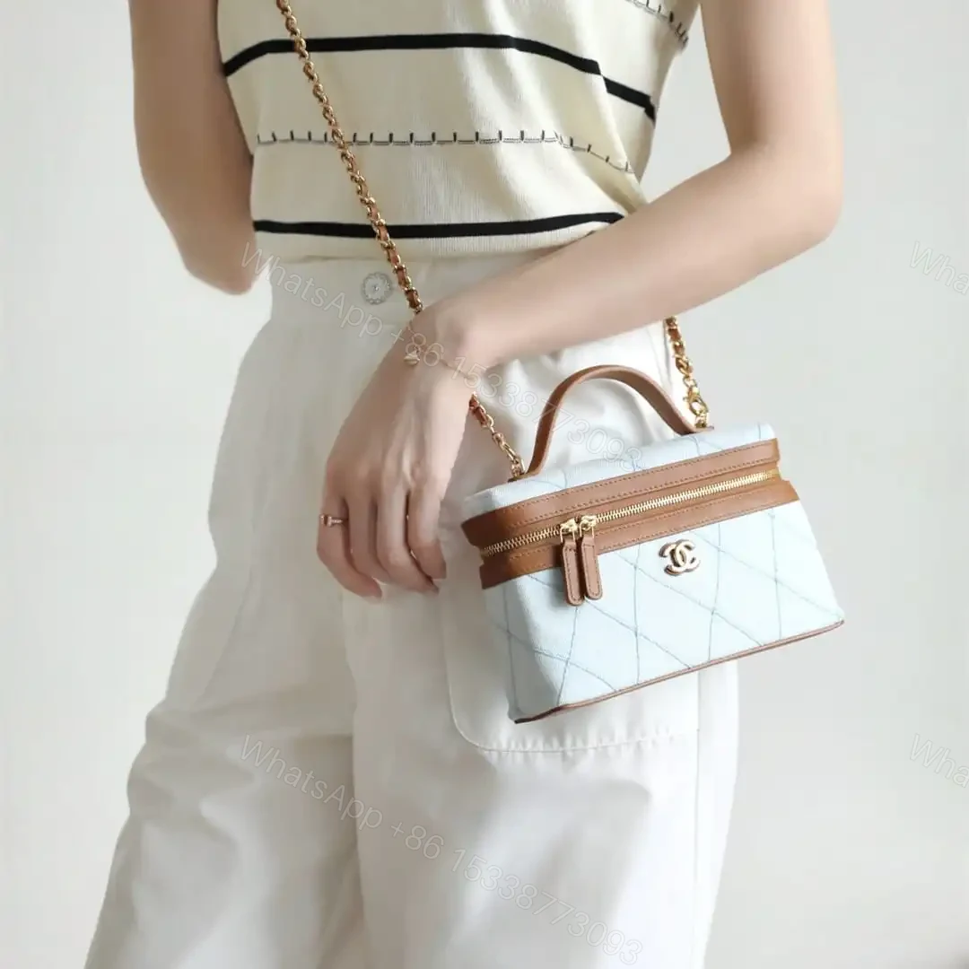 View 21 of 高仿Chanel*26M系列AP5184牛仔布拼皮化妝包沙灘色免檢版
