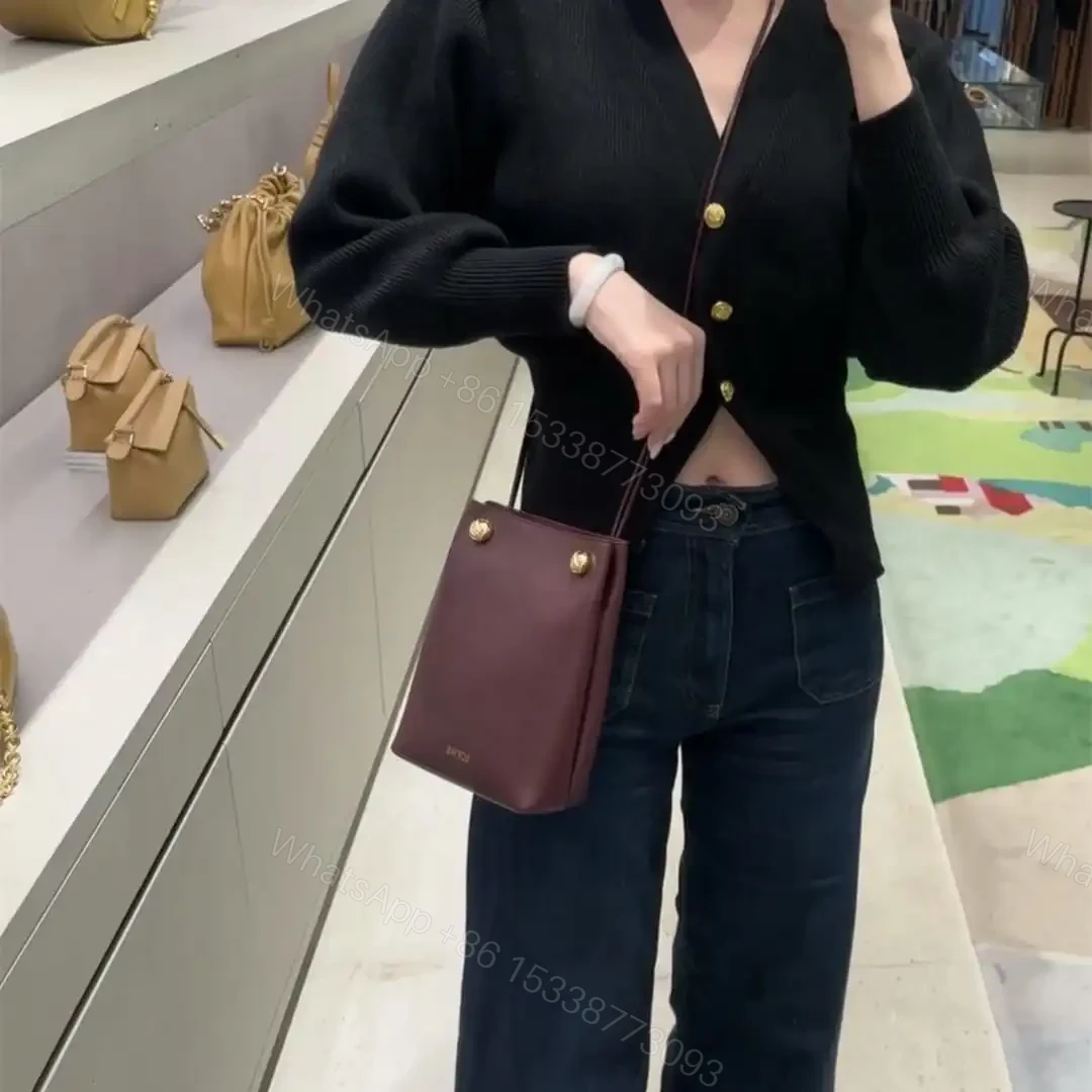 View 23 of 高仿Loewe*Pebble系列7240小牛皮斜跨包酒紅色免檢版