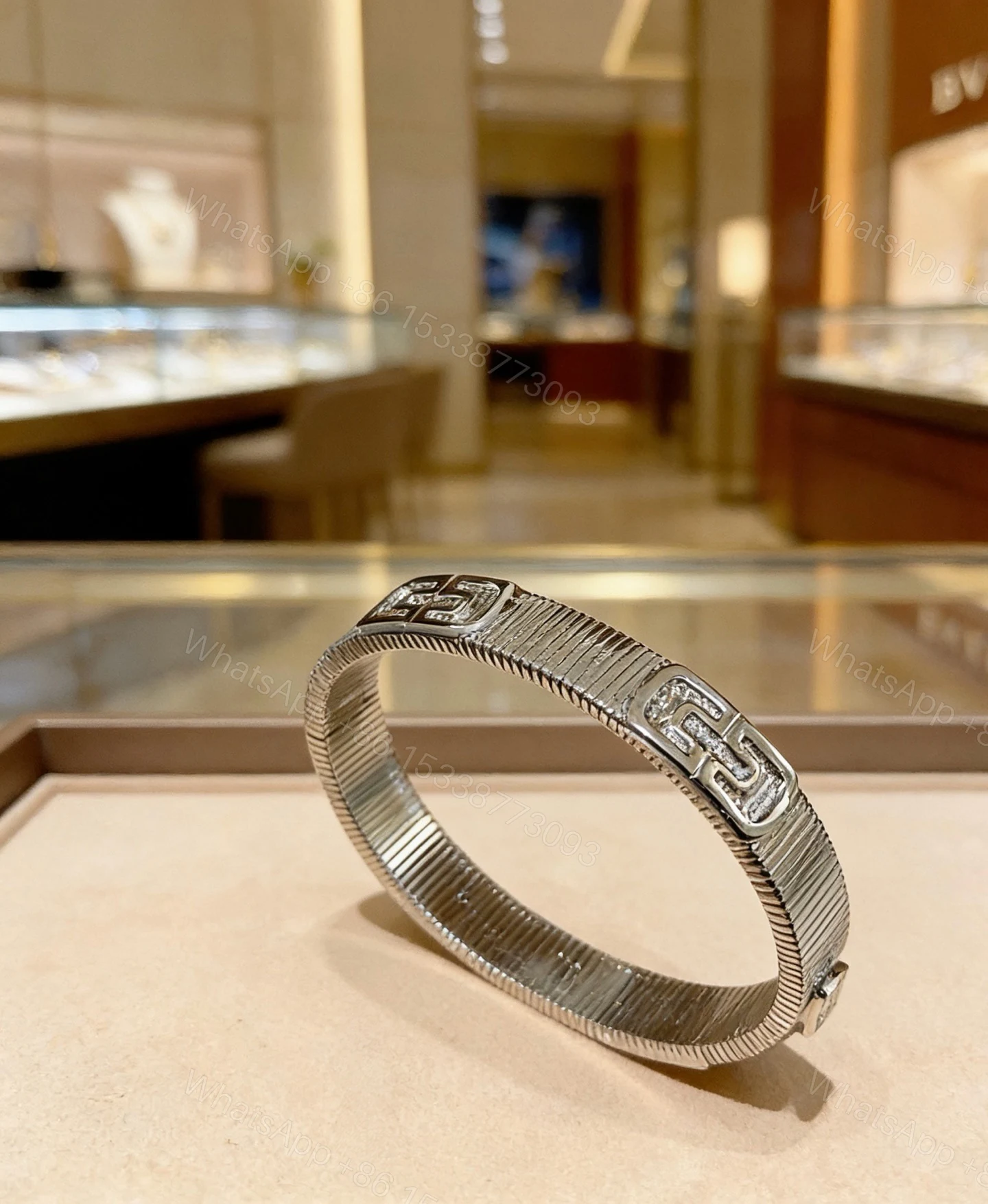 BVLGARI A貨 銀色寬版手鐲 幾何鑲鑽設計 百搭款 — view 1