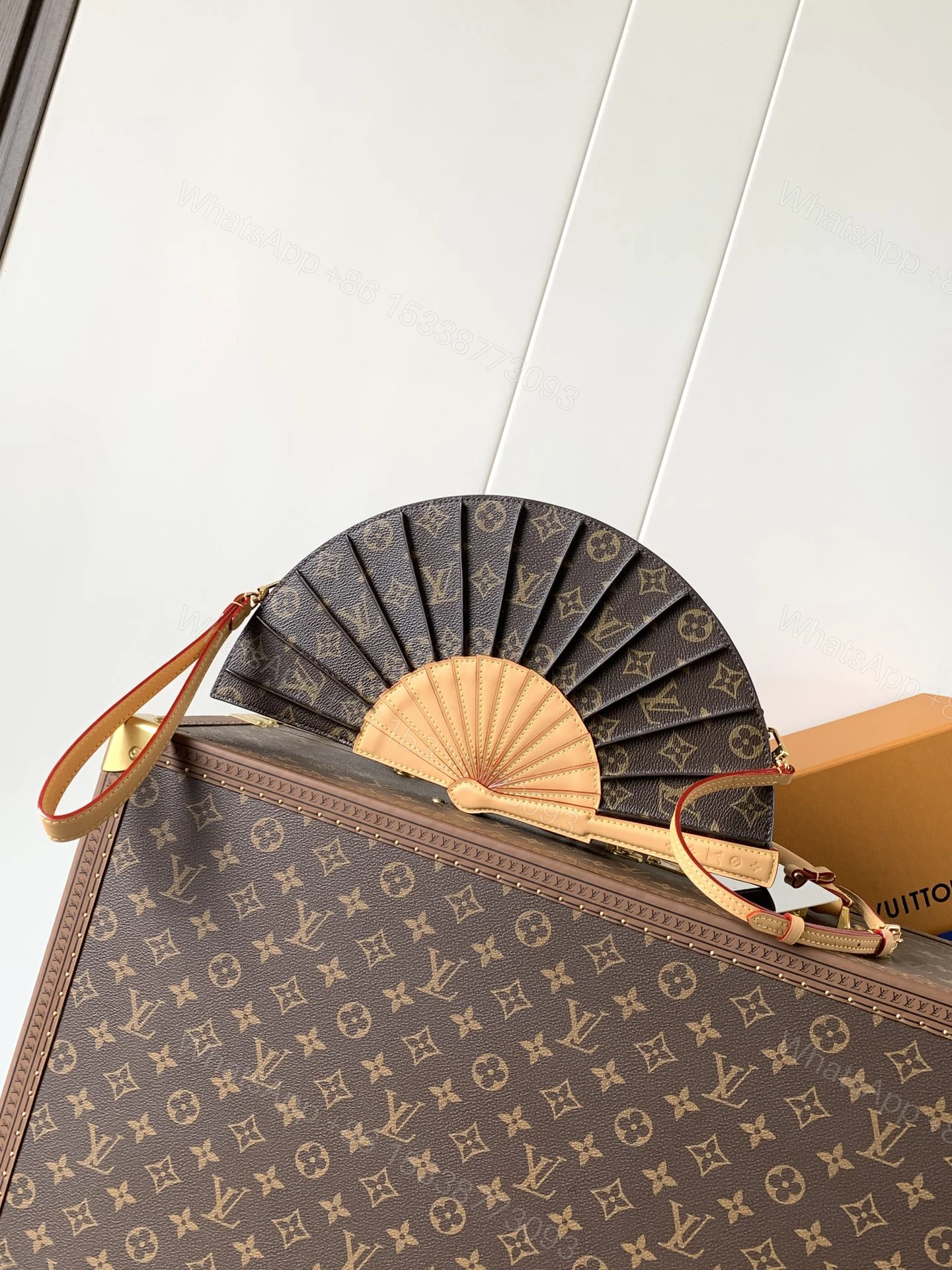 LV 高仿扇形手拿包 Monogram 經典設計 時尚特別款 — view 1