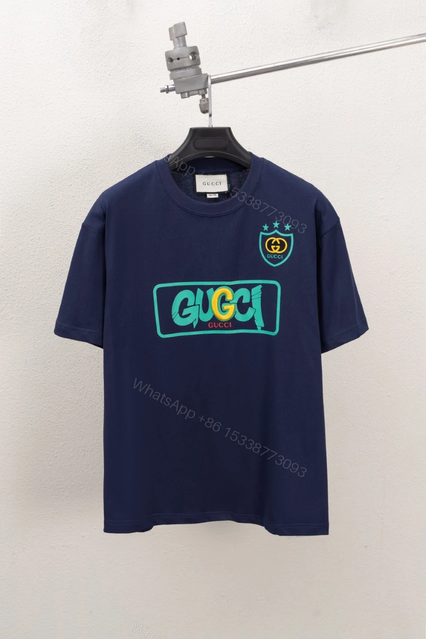 Gucci高仿深藍色短袖男T 綠藍盾牌與品牌印花設計款 — view 1