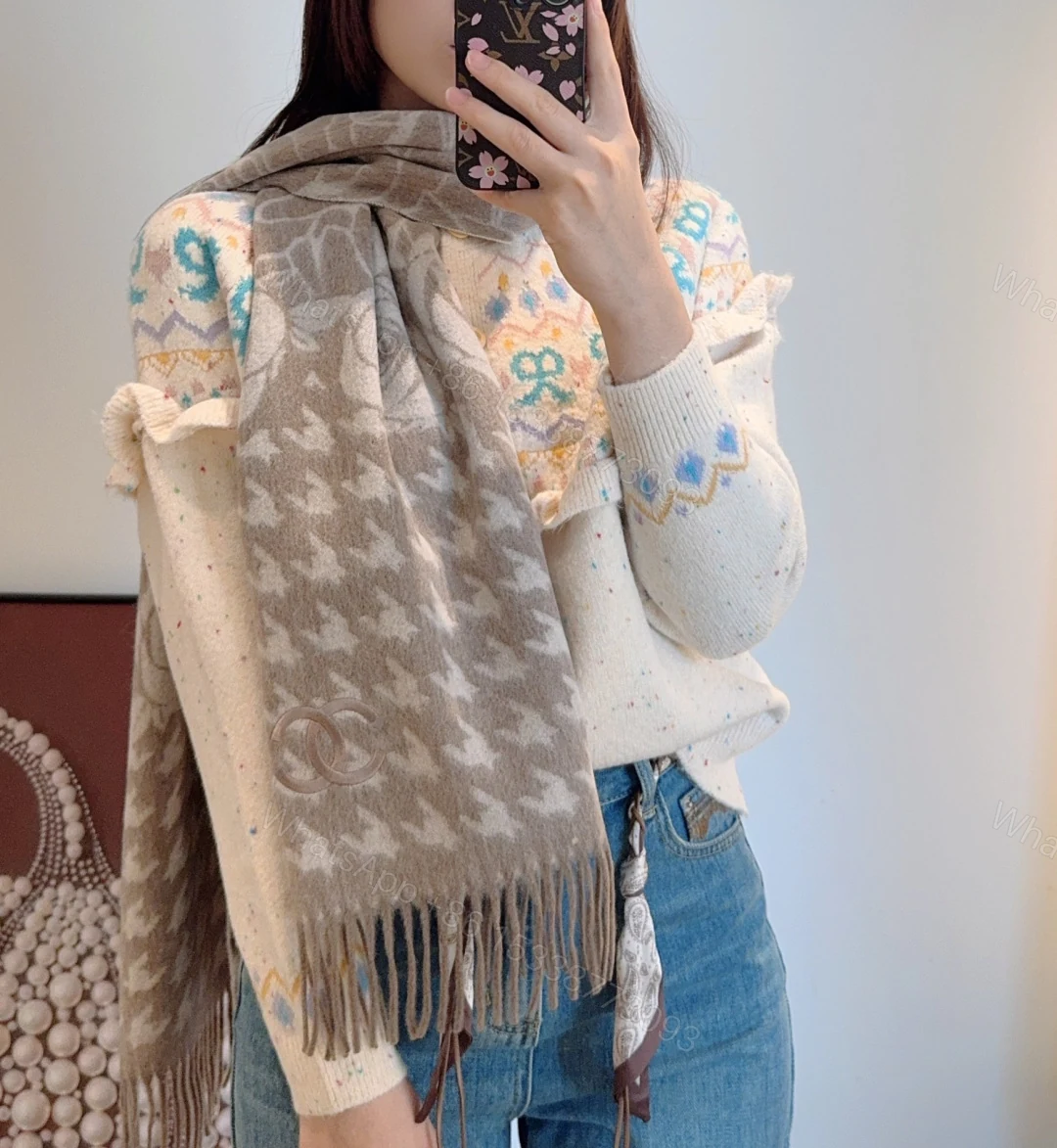 Chanel一比一圍巾米灰千鳥格溫柔配色刺繡Logo保暖披肩 — view 1