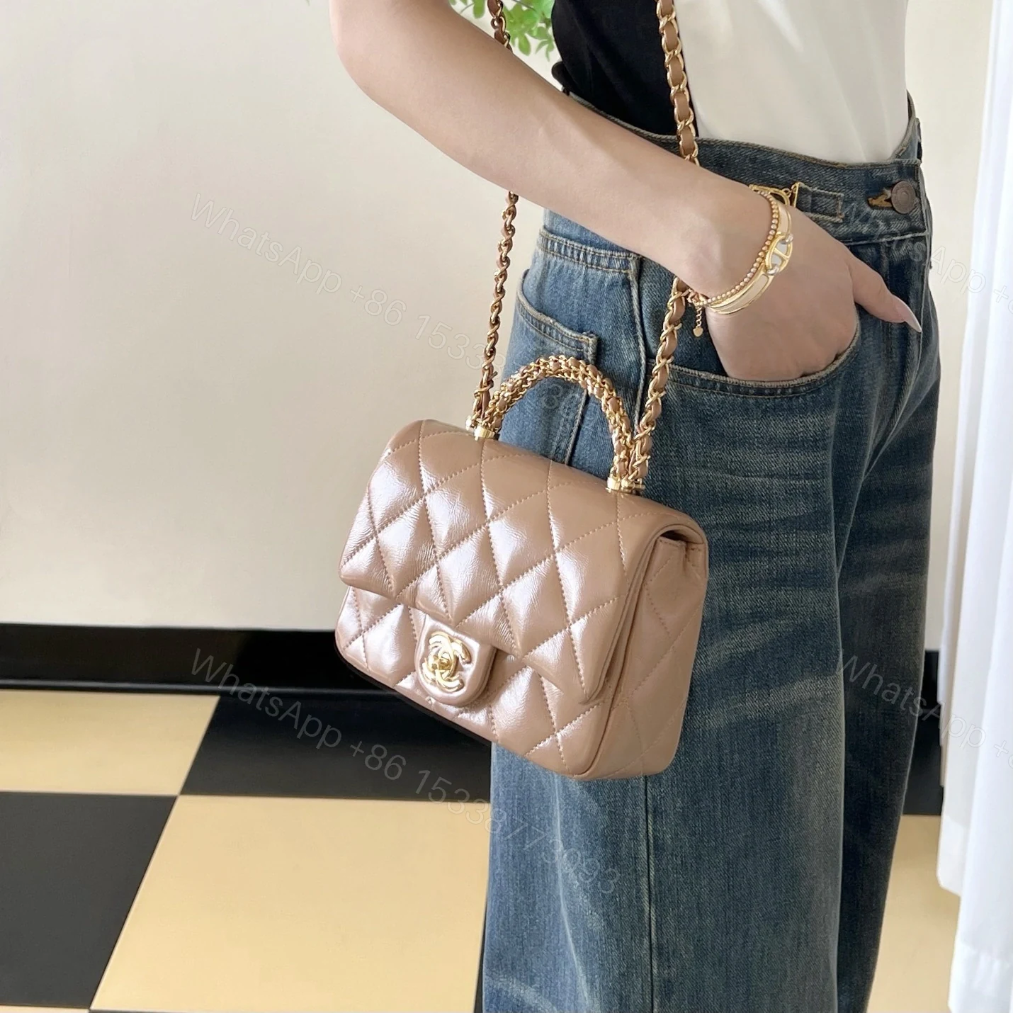 View 20 of 高仿Chanel*24B系列AS3392小羊皮郵差包奶茶色免檢版