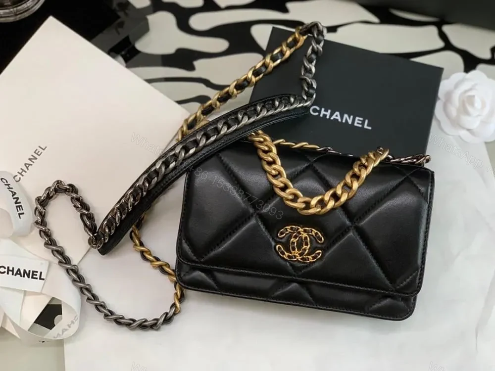 Chanel 19 wallet on chain in shiny lambskin — view 1