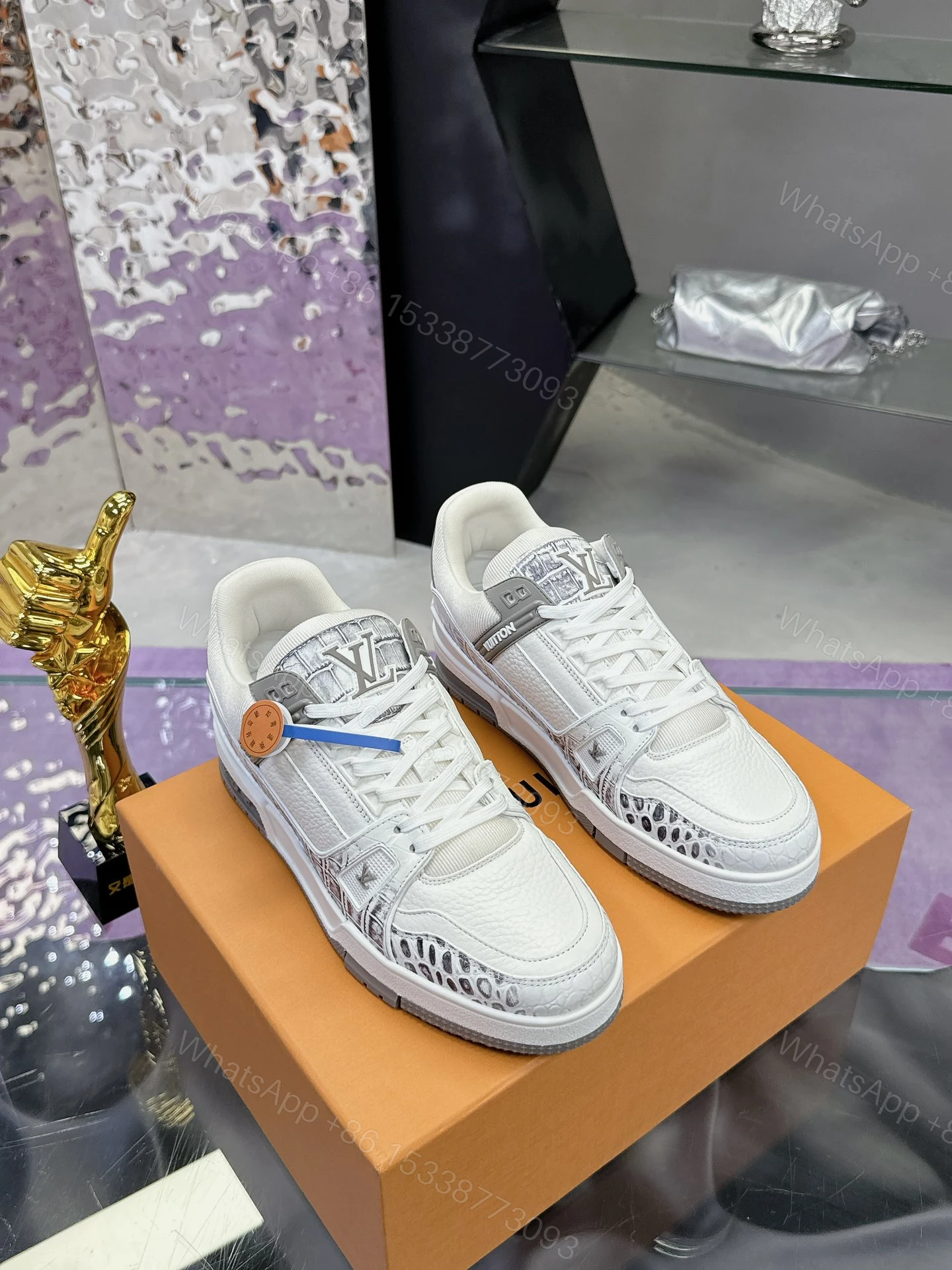 LV 精品仿製運動鞋 銀色壓紋拼接設計 — view 1