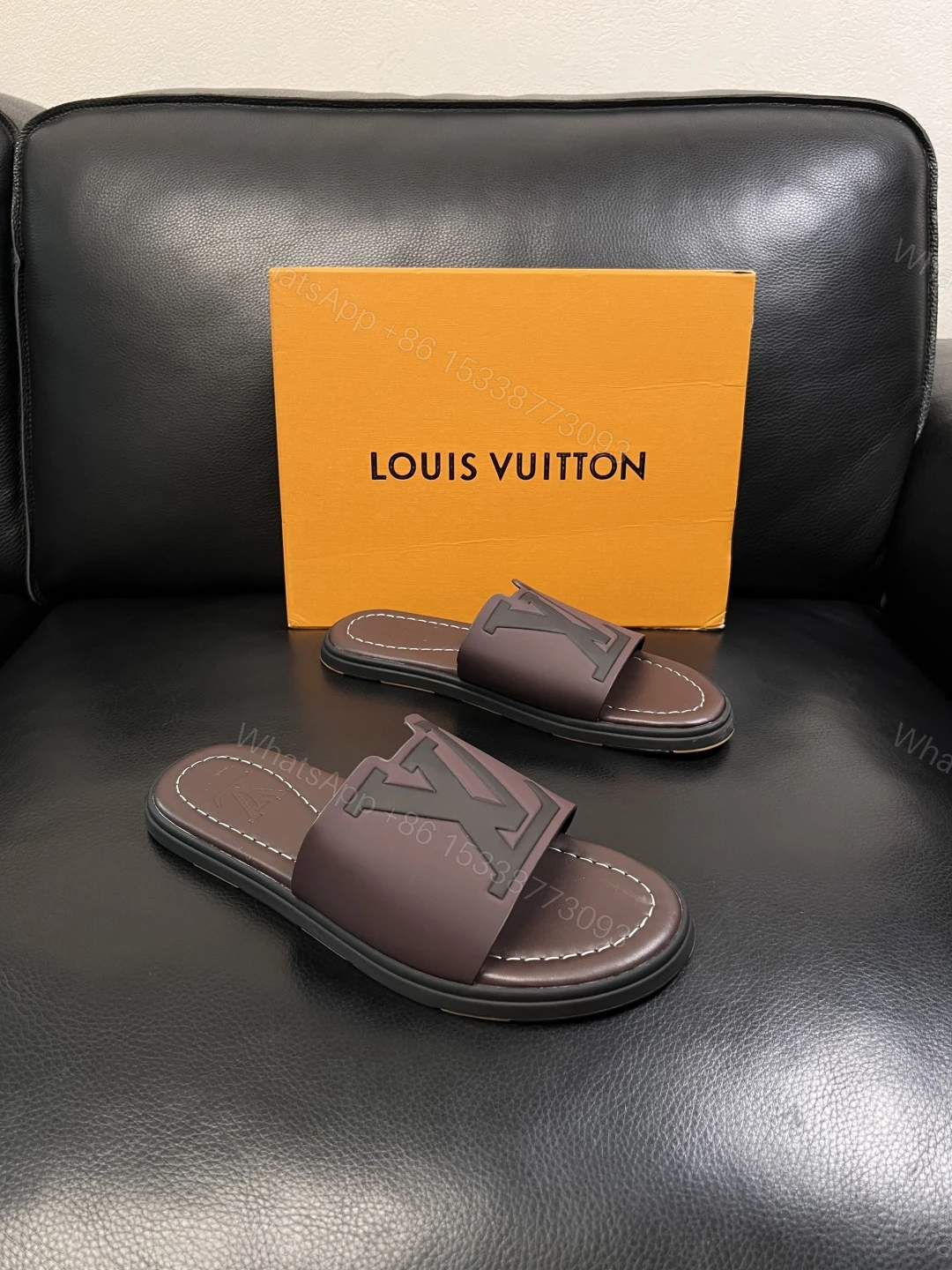 LV 高仿 男款 拖鞋 深棕漸層 大Logo設計 輕奢質感款 — view 1