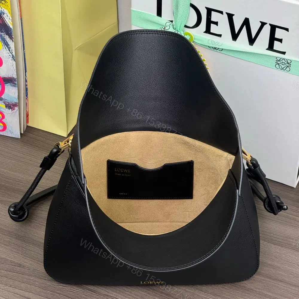 View 9 of 高仿Loewe*Ola系列1100小牛皮腋下包黑色中號免檢版