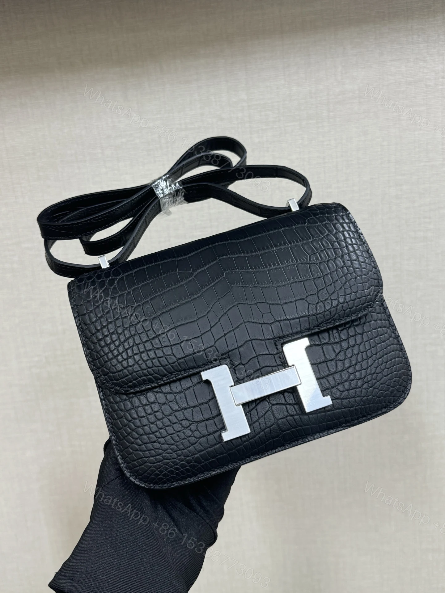 Hermes 一比一 女款 Constance 黑色鴕鳥紋斜背包 經典百搭款 — view 1