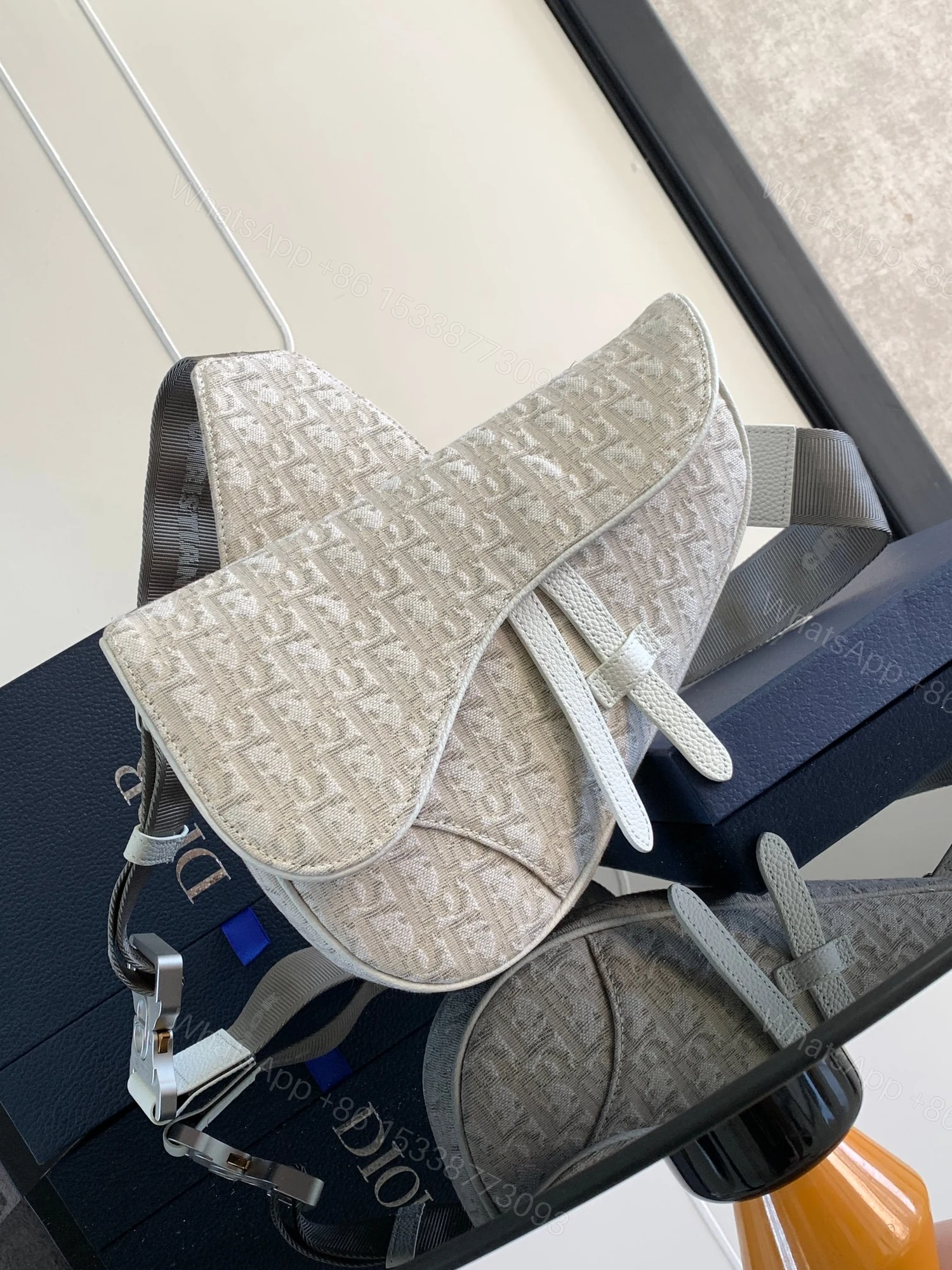 Dior一比一男款奶白刺繡馬鞍包 輕奢設計配色溫潤百搭 — view 1