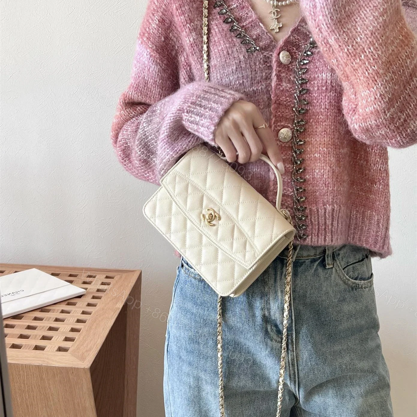 View 12 of 高仿Chanel*25C系列AS4406小球紋牛皮郵差包白色免檢版