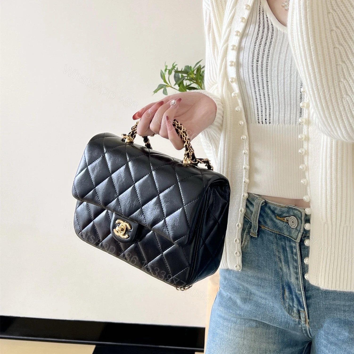 View 21 of 高仿Chanel*24B系列AS4166小羊皮郵差包黑色大號免檢版