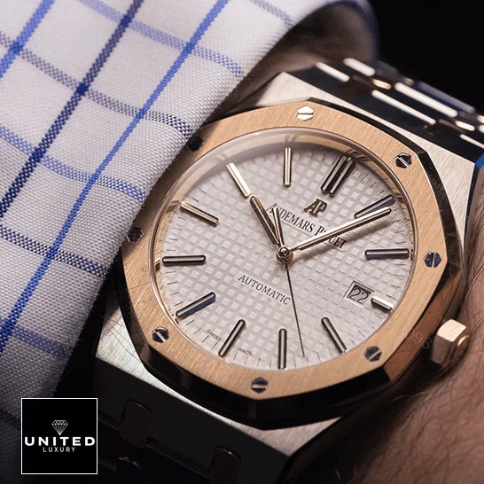 View 7 of Audemars Piguet Royal Oak 15400SR.OO.1220SR.01 Replica