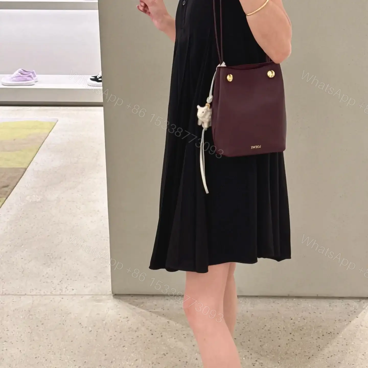 View 14 of 高仿Loewe*Pebble系列7240小牛皮斜跨包酒紅色免檢版