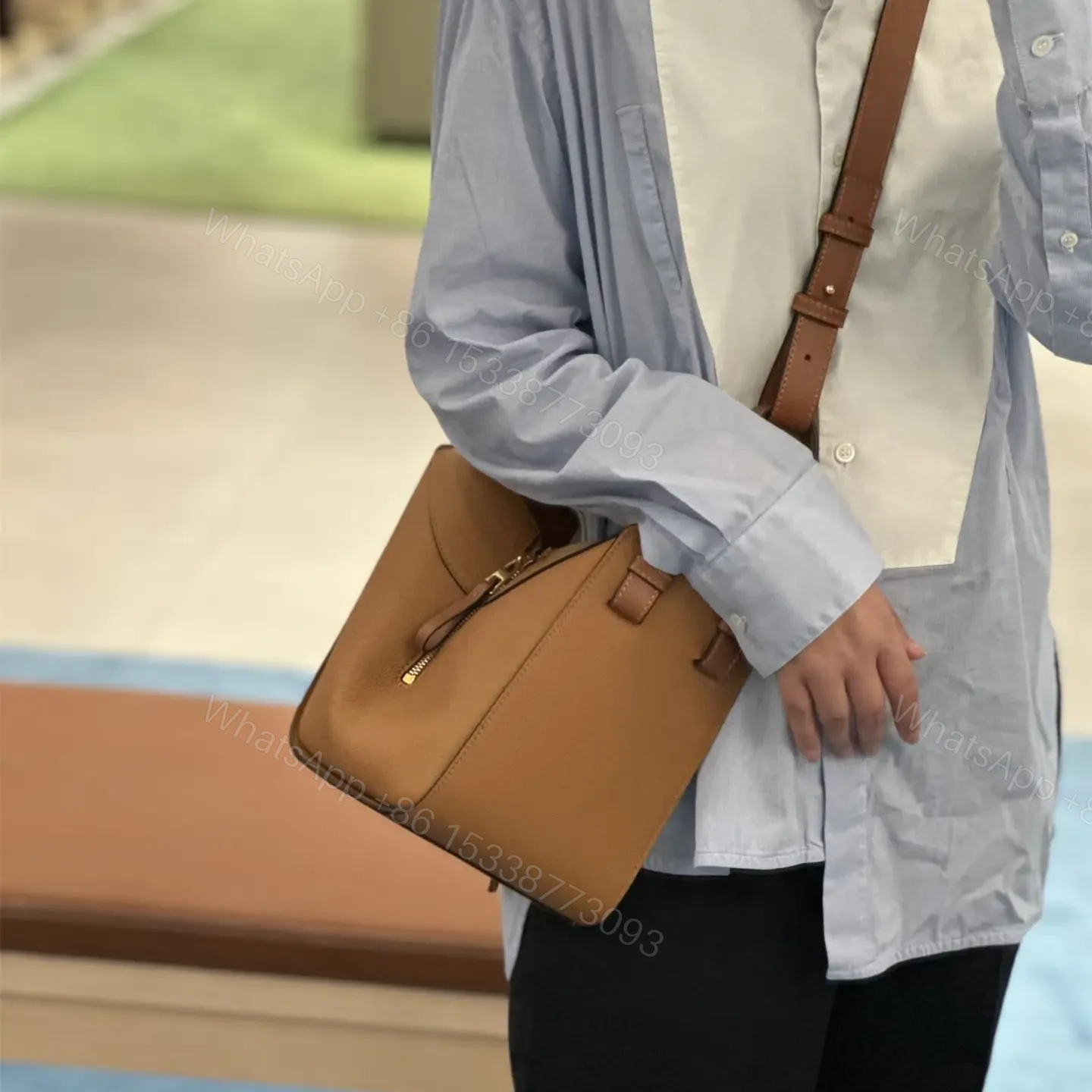 View 15 of 高仿Loewe*Hammock系列5542粒面小牛皮吊床手袋焦糖色小號免檢版