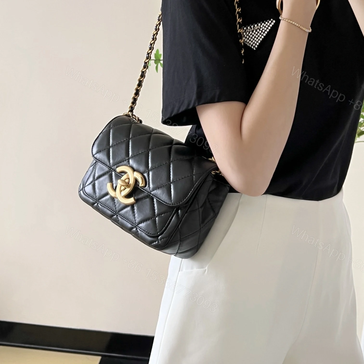 View 25 of 高仿Chanel*24B系列AS5026小羊皮口蓋包黑色免檢版