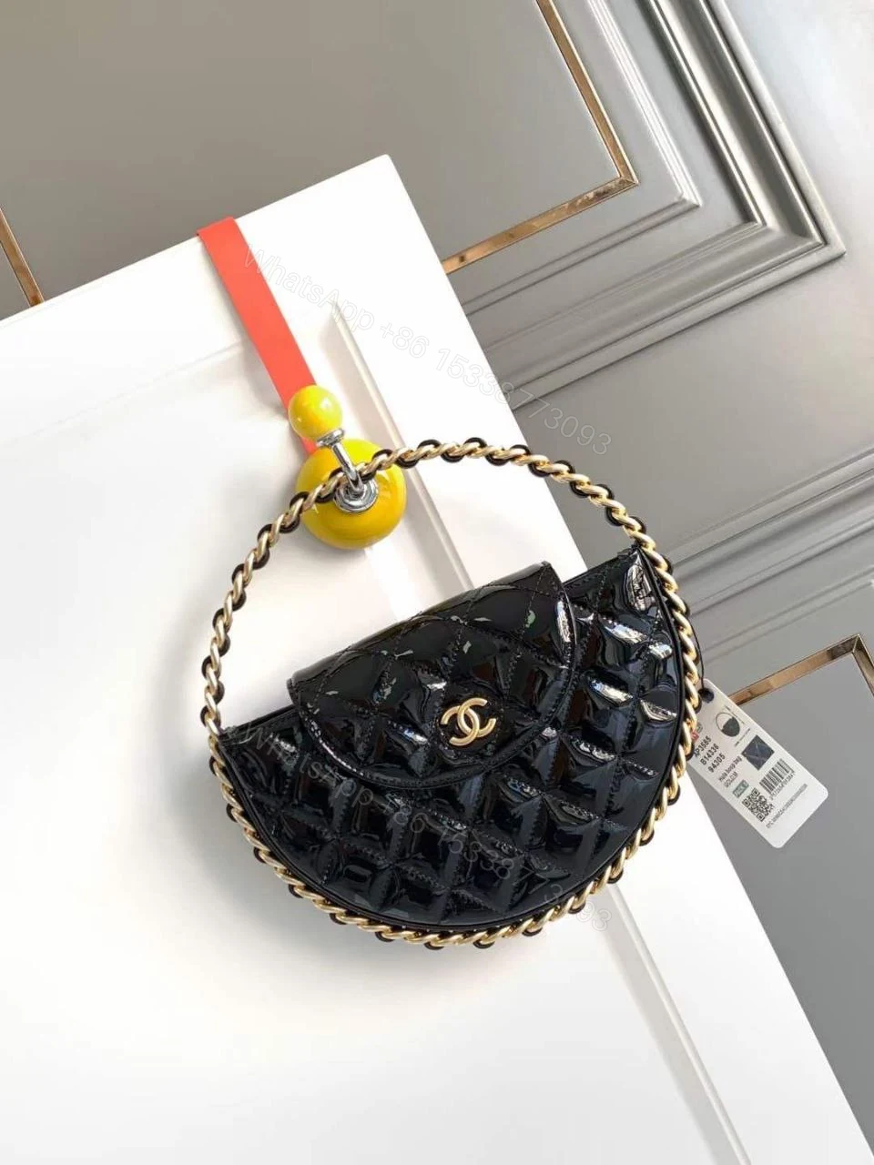 View 2 of Chanel Schwarz Lack Vernis Leder Armreif Kette Runde Tasche Medium