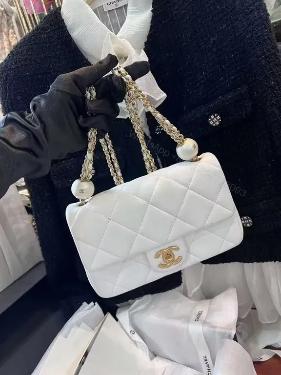 Chic White Quilted Flap Bag with Gold Chain â€“ Luxe Everyday Carry — view 1