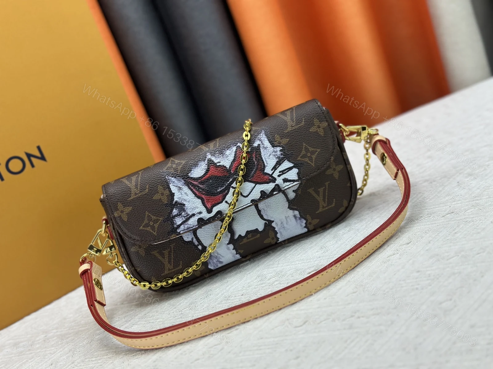 LV 高仿限量款塗鴉圖騰迷你腋下包 經典Monogram老花鏈條包 — view 1