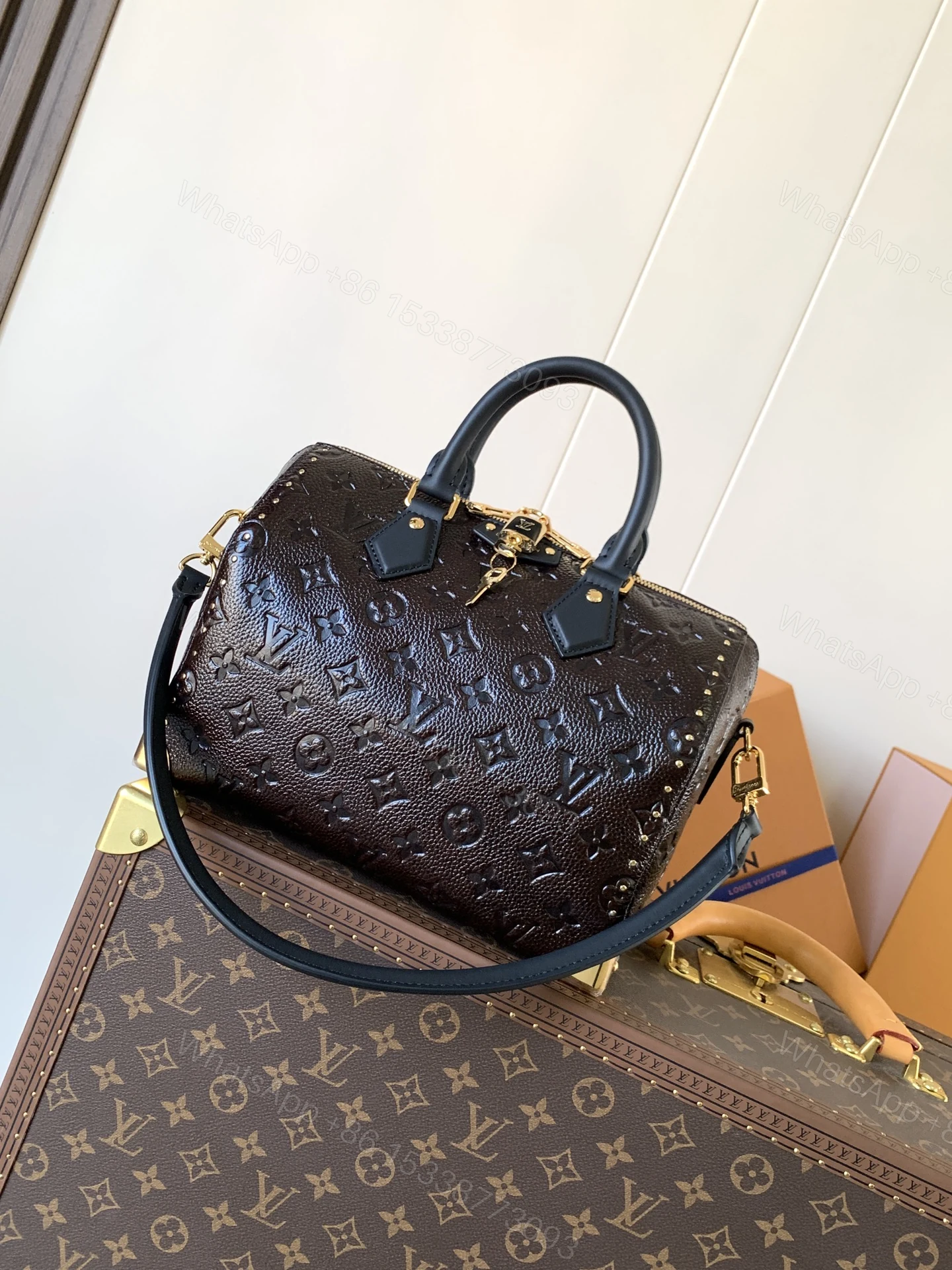 LV 精品仿製 Monogram 壓紋手提包 深棕黑拼 時尚氣質款 — view 1
