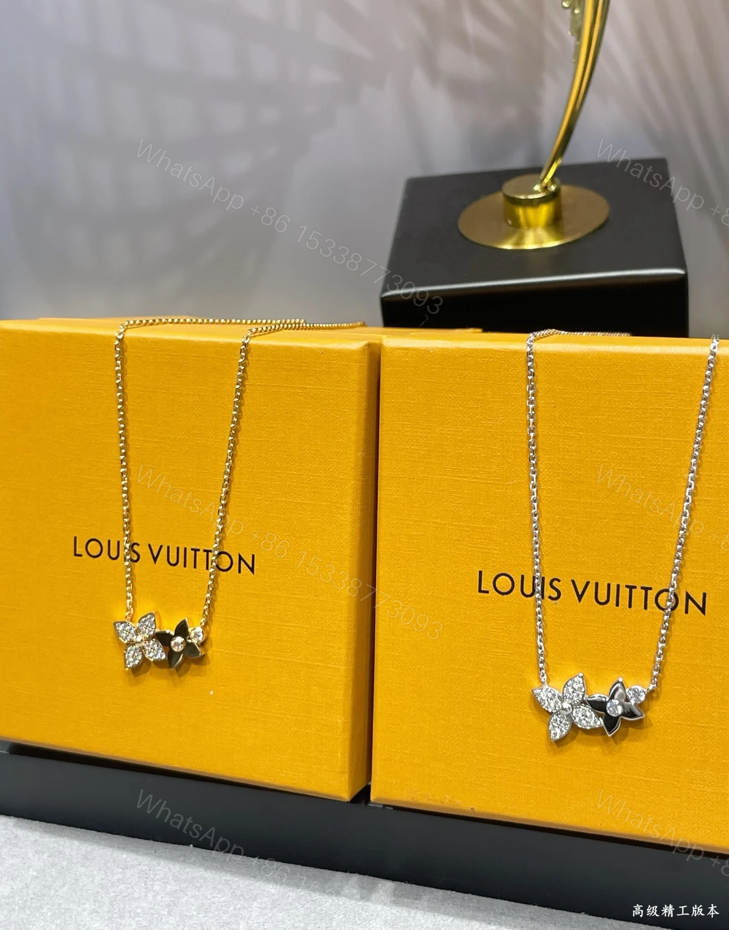 LV 高仿雙花吊墜項鍊 金銀雙色優雅閃耀設計 — view 1