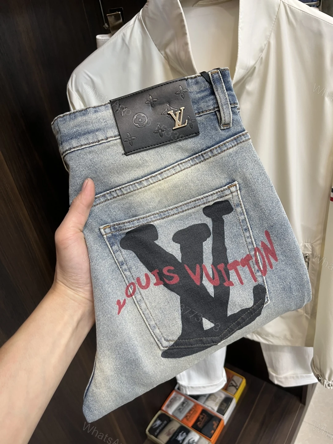 LV高仿牛仔褲塗鴉Logo後袋設計街頭風水洗質感 — view 1