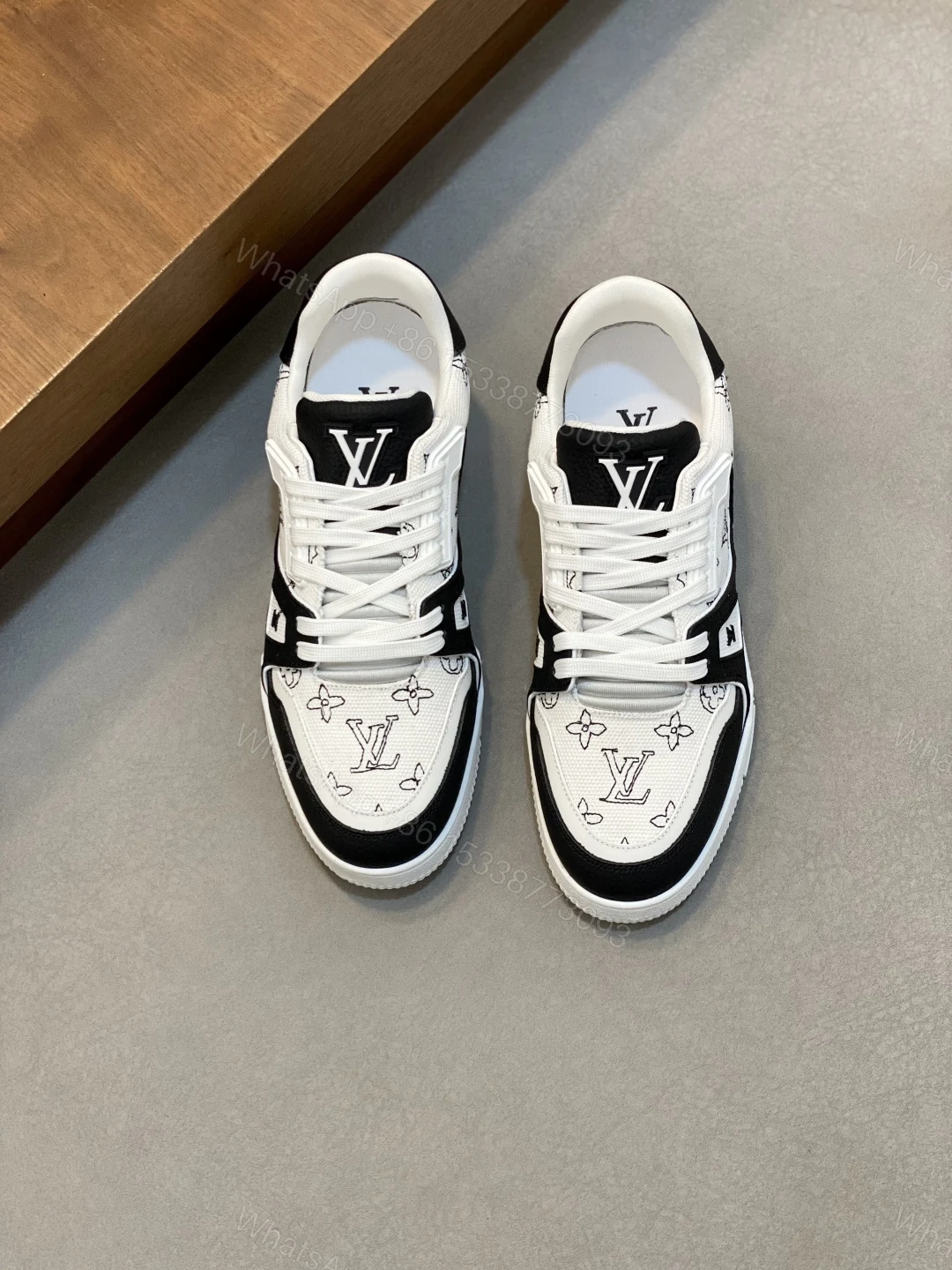 LV 高仿 男款黑白手繪 LOGO Trainer 球鞋 個性風格街頭必備 — view 1
