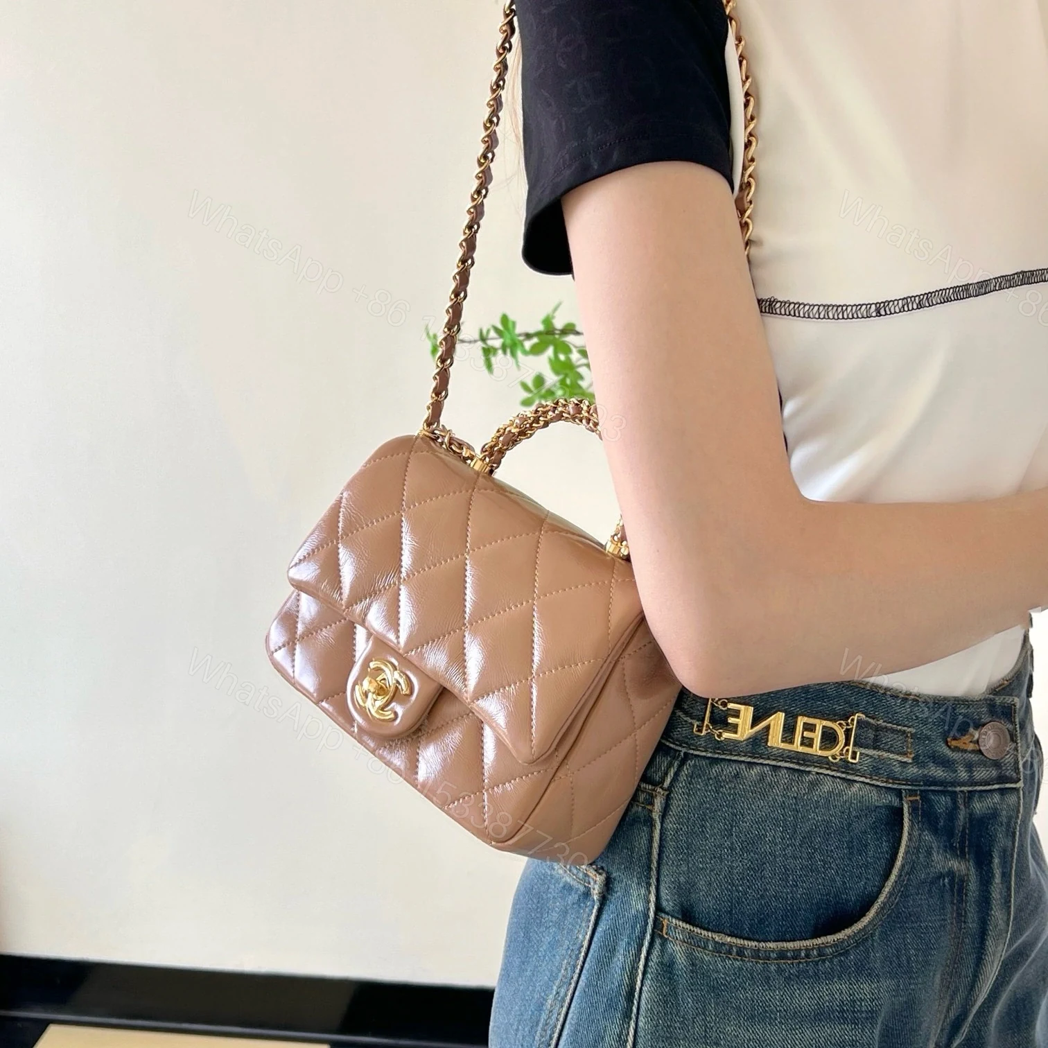 View 24 of 高仿Chanel*24B系列AS3392小羊皮郵差包奶茶色免檢版