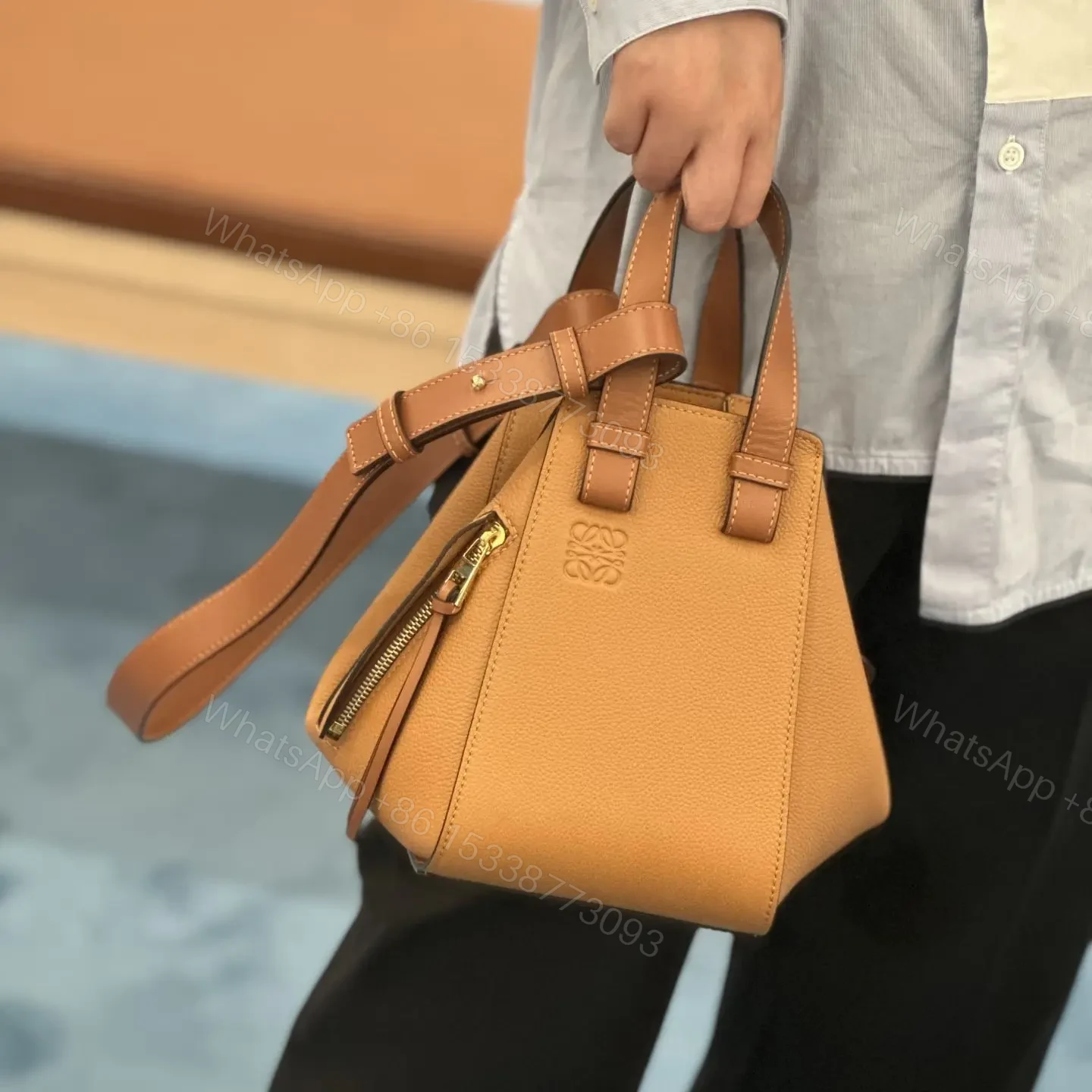 View 18 of 高仿Loewe*Hammock系列5542粒面小牛皮吊床手袋焦糖色小號免檢版