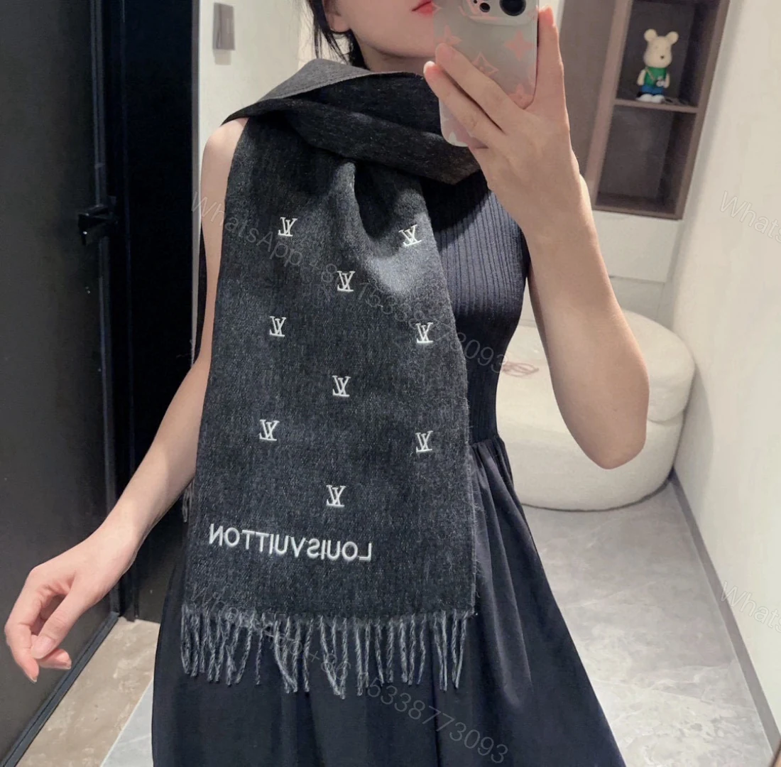 LV 一比一黑色刺繡Logo流蘇圍巾 時尚百搭保暖款 — view 1