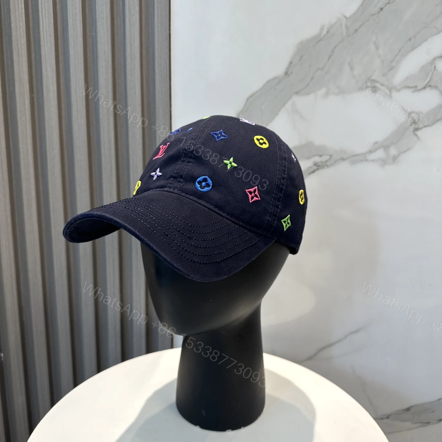 LV 一比一深藍彩標棒球帽 街頭風滿版繡花款 — view 1