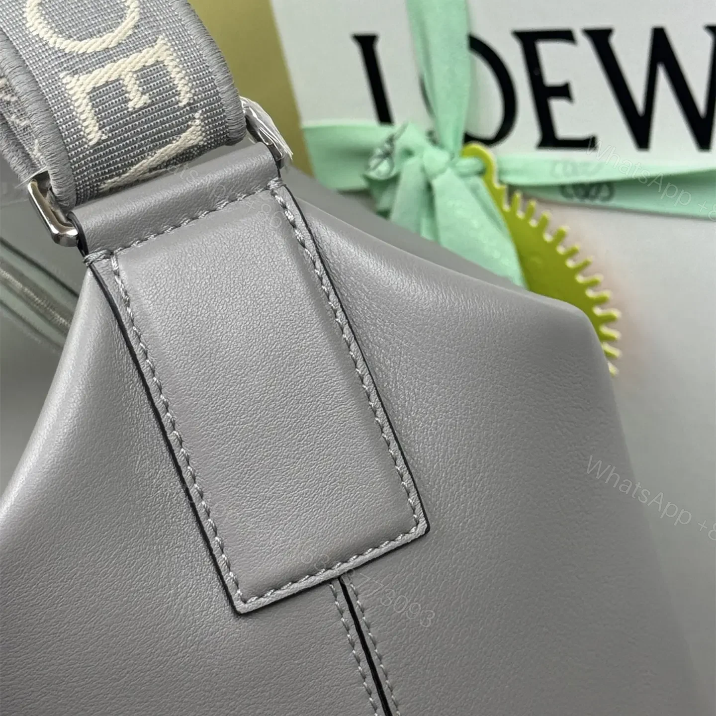 View 13 of 高仿Loewe*Cubi系列1640小牛皮斜挎包瀝青灰大號免檢版
