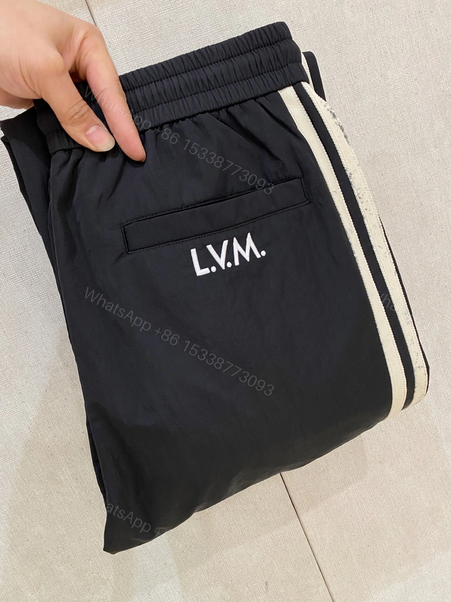 LV一比一男士運動褲LVM字樣設計撞色側條輕量材質 — view 1