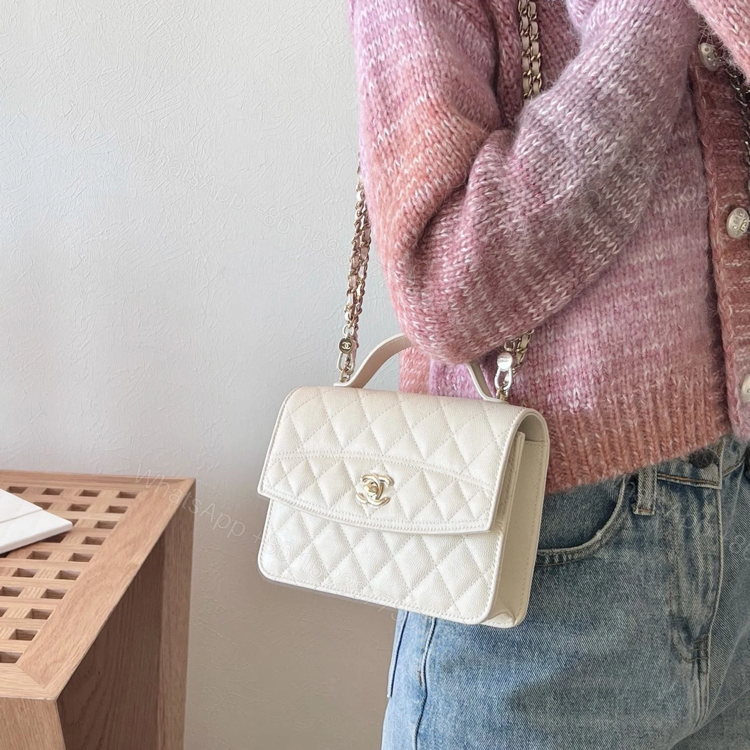 View 17 of 高仿Chanel*25C系列AS4406小球紋牛皮郵差包白色免檢版