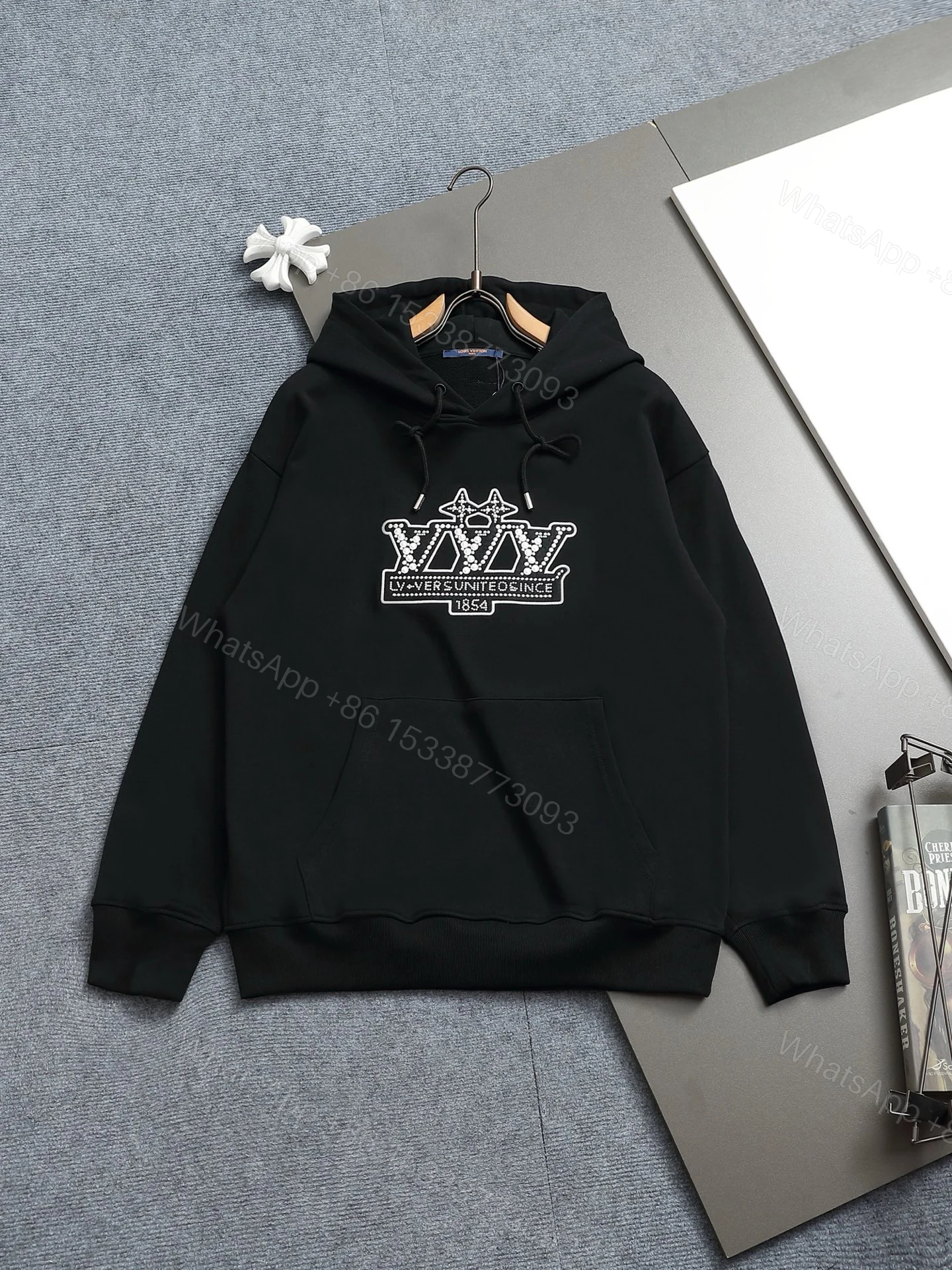 LV 一比一黑色皇冠刺繡連帽衛衣 潮流奢華款 — view 1