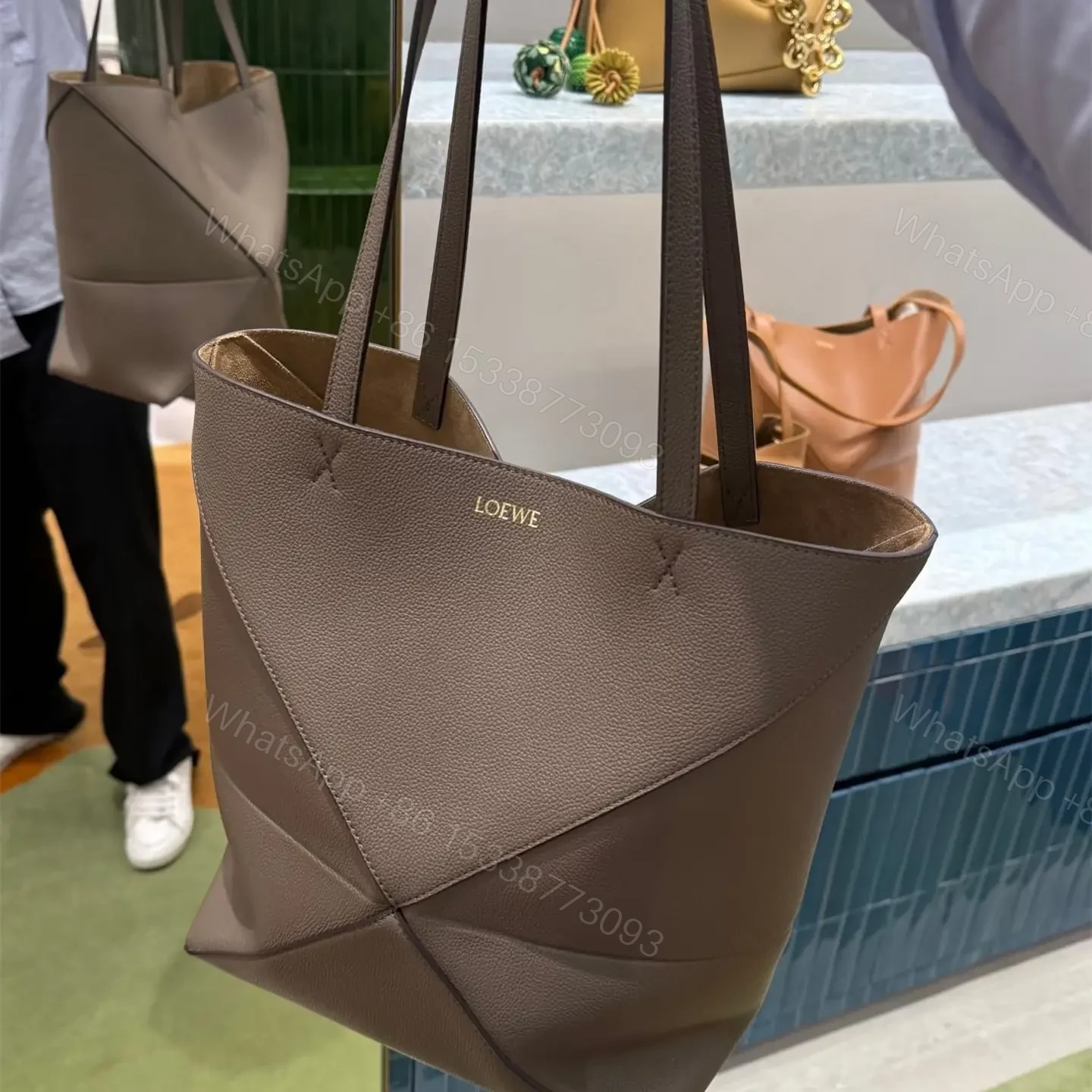 View 13 of 高仿Loewe*Fold系列3170小牛皮Tote手袋灰褐色中號免檢版