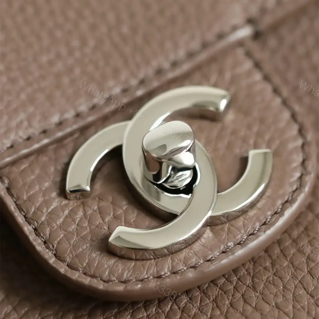View 9 of 高仿Chanel*26S系列AS6231粒面小牛皮翻蓋包淺棕色大號免檢版