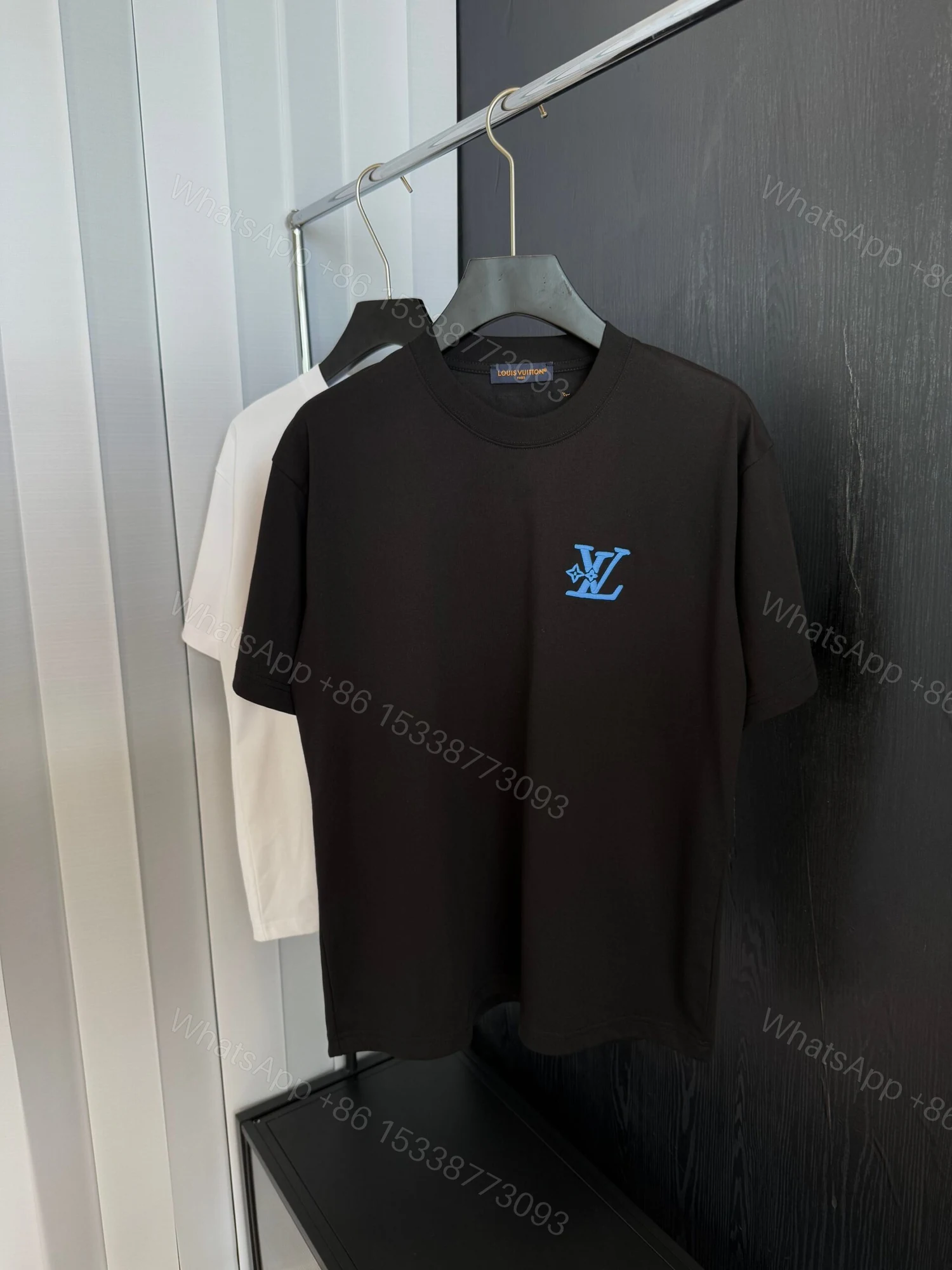 LV A貨黑色藍Logo短T 都會風刺繡潮搭男裝 — view 1