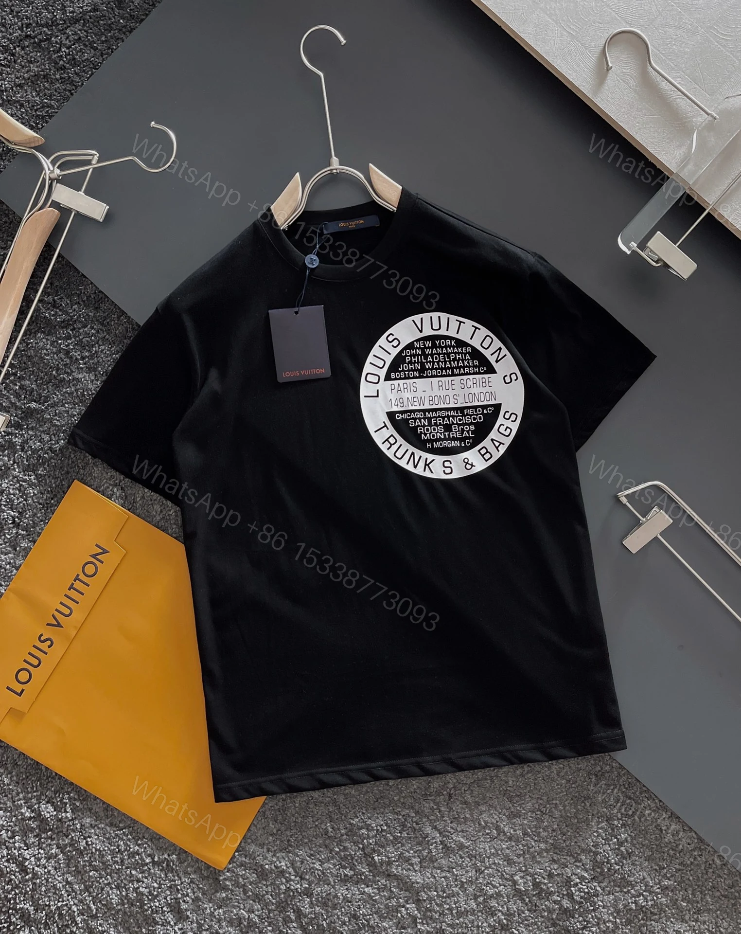 LV 一比一黑色圓標T恤 經典Trunks&Bags印花城市字樣設計 — view 1