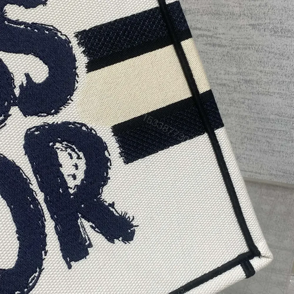 View 8 of 高仿Dior*BookTote系列M129M19D購物袋Miss白色中號免檢版