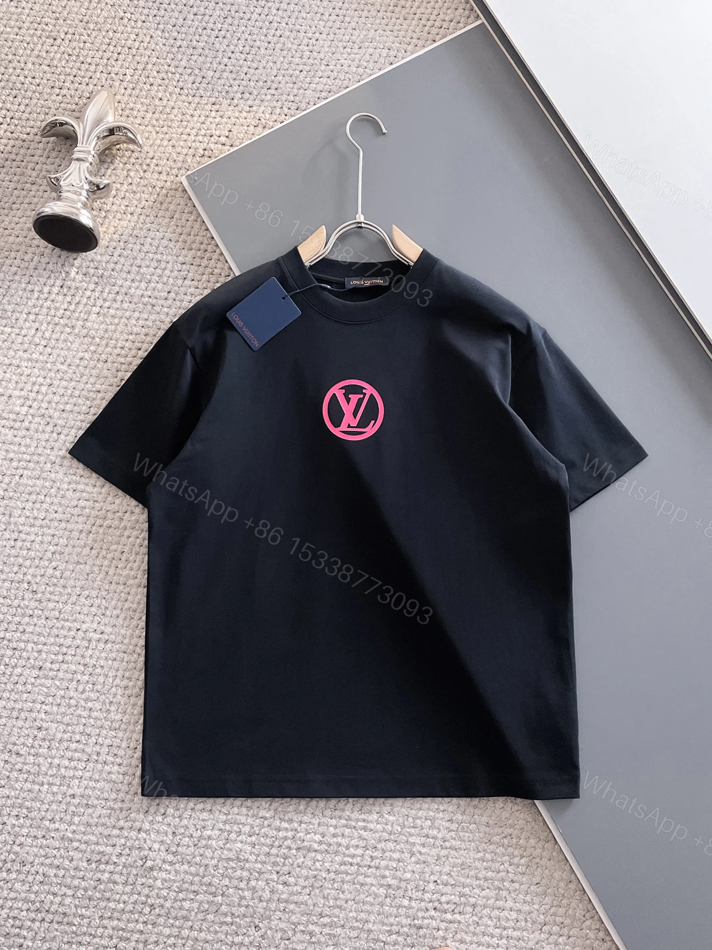 LV精品仿製黑色短T 粉紅圓圈LOGO簡約設計 男款夏季百搭上衣 — view 1
