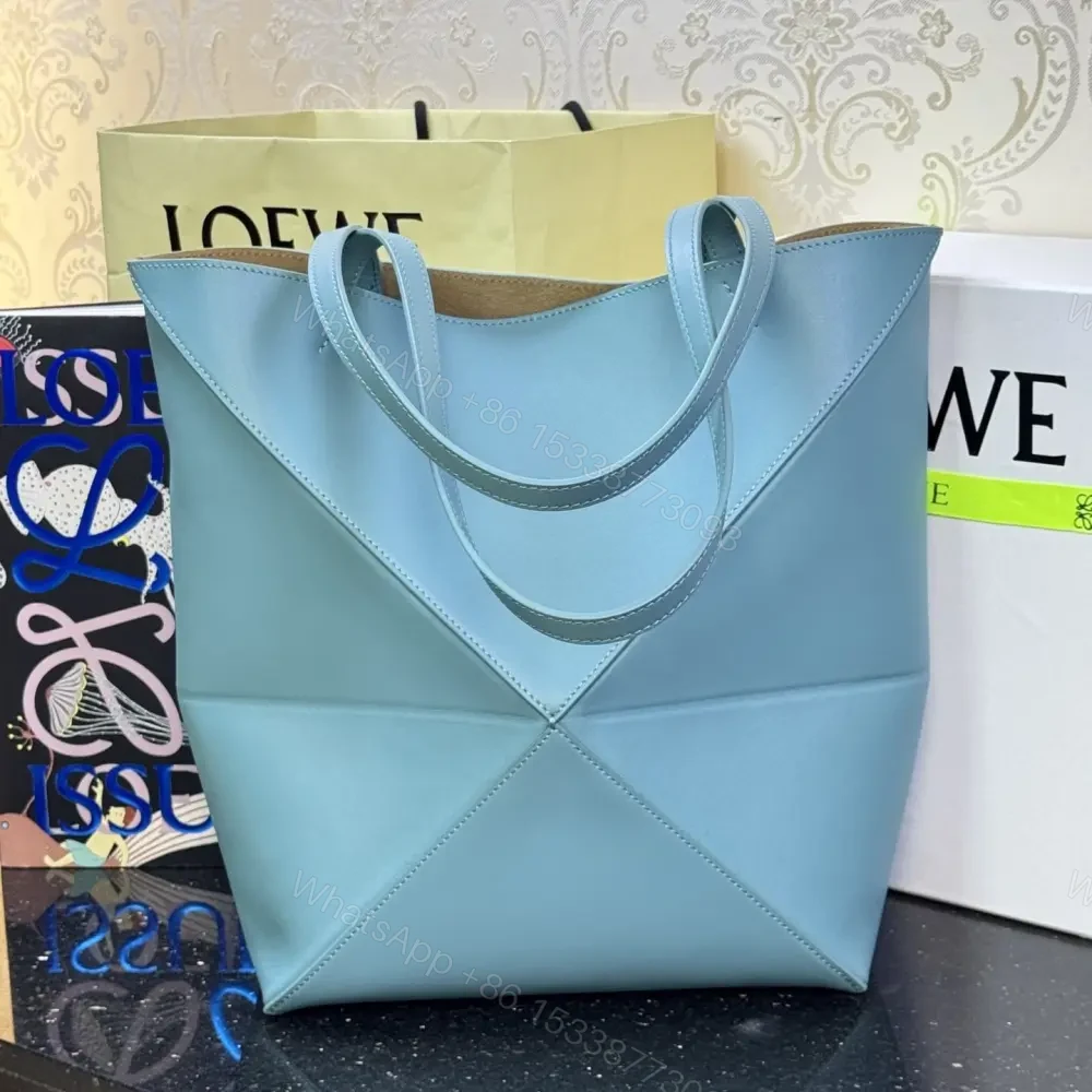 View 3 of 高仿Loewe*Fold系列4512小牛皮Tote手袋水色中號免檢版