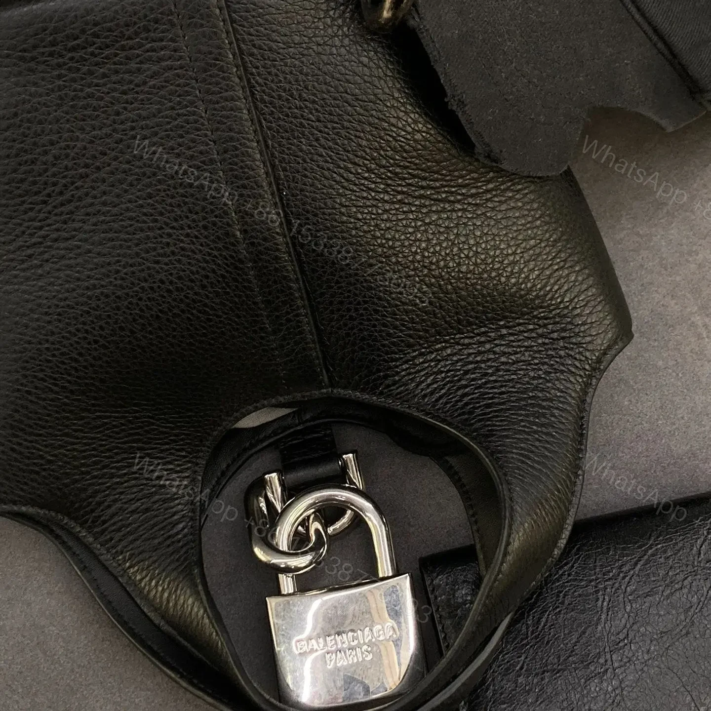 View 11 of 高仿Balenciaga*Locker水桶包2024早春S