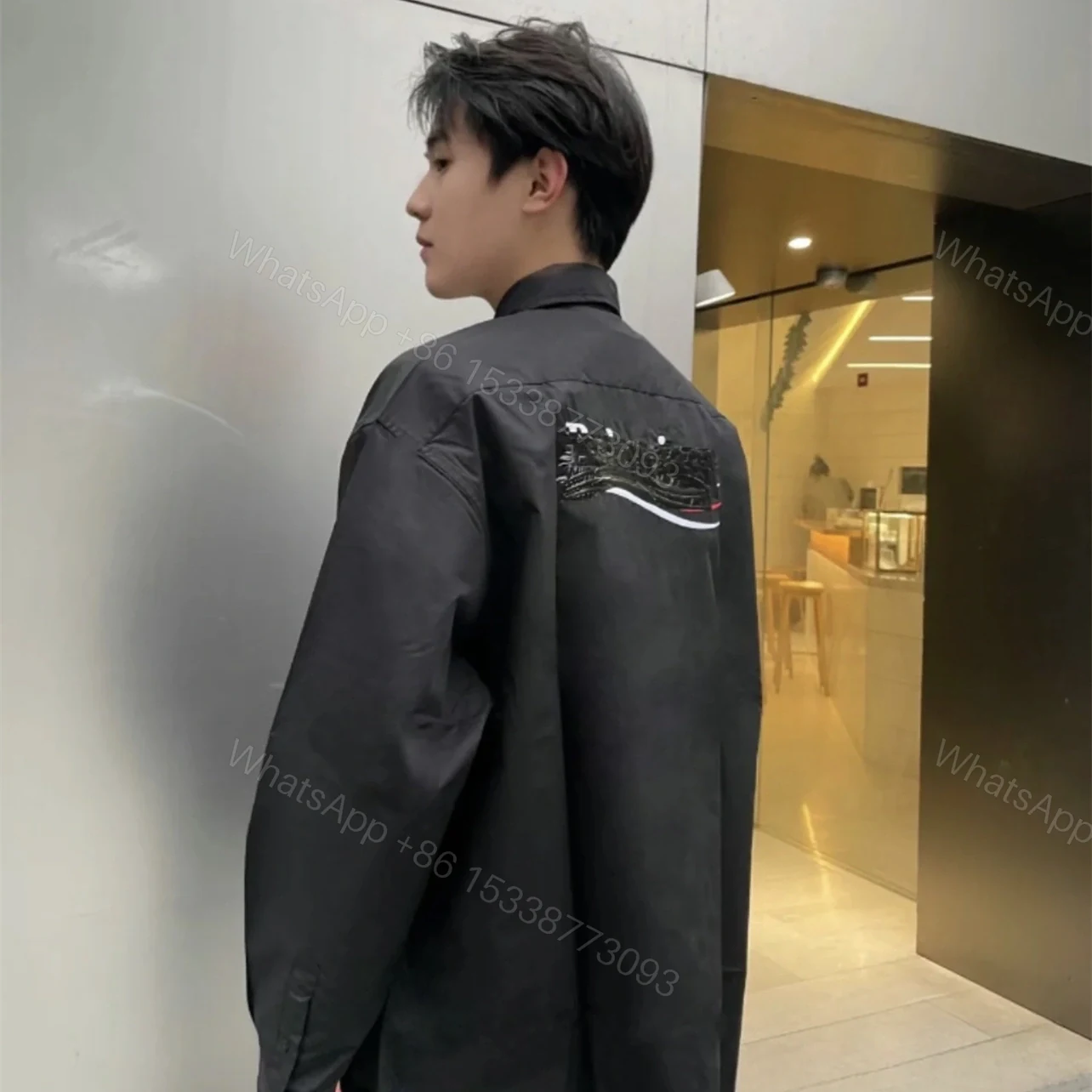 View 12 of 高仿Balenciaga*SS23系列719874壓膠塗層LOGO襯衫黑色